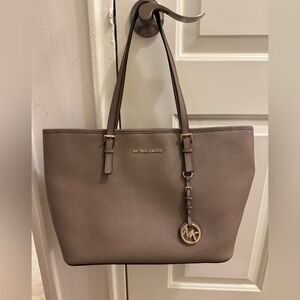 NWOT Michael Kors jet set medium travel, leather tote bag w/ gold tone  hardware